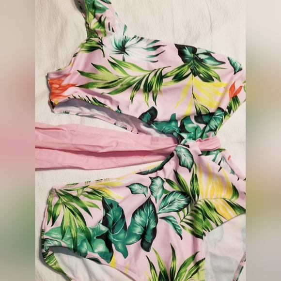 NWOT FLORAL CUT OUT MONOKINI BELTED REMOVABLE PADS LARGE - Picture 3 of 7